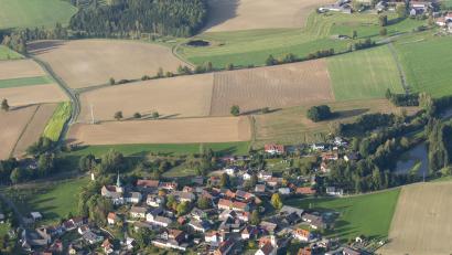 Bild: mür
Bis August sollen die Grundstückspreise im Baugebiet „Schloßleite“ feststehen. Dann soll auch das Reservierungsverfahren starten. Einen Termin dafür möchte der Marktrat in der nächsten Sitzung vorschlagen.