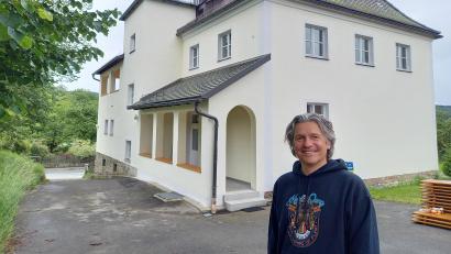 Bild: bl
Vom Musiker zum Handwerker: Toby Mayerl hat bei der Sanierung des ehemaligen Caritashauses selbst mit angepackt, um Kosten zu sparen. Jetzt kann er Haus und Garten auch für Konzerte nutzen.