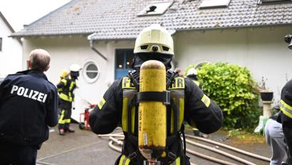 Bild: Sebastian Klemm /dpa
Feuerwehr und Polizei sichern den Einsatzort in Bad Münstereifel.