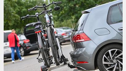 Bild: Zacharie Scheurer/dpa
Sollen die Drahtesel mit, montiert man sie entweder auf dem Dach oder am Heck des Fahrzeuges.