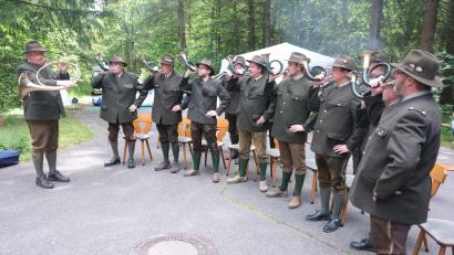 Bild: usc
Mit konzertantem Hörnerklang umrahmten die Jagdhornbläser der BJV-Kreisgruppe Amberg den Feldgottesdienst, den Ruhestandspfarrer Hans Peter Heindl am Freialtar beim Jägerheim zelebrierte.