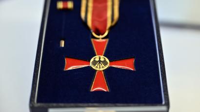 Bild: Martin Schutt/dpa
Nächste Woche erhalten zwei Weidener und eine Landkreisbürgerin das Verdienstkreuz am Bande, den Verdienstorden der Bundesrepublik, vom Bundespräsidenten in Weiden.