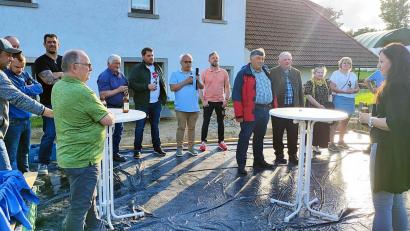 Bild: lst/exb
Die Flosser CSU-Familie feierte mit ihrer neuen Veranstaltungsreihe „D'Leit im Mittelpunkt“ im Ortsteil Kalmreuth eine mehr als gelungene Premiere, zu der Ortsverbandsvorsitzende Nadine Gralla-Sommer (rechts) die zahlreichen Teilnehmer begrüßte.