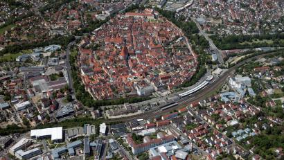 Luftbild: Bernd Georgi / exb
Die Altstadt von Amberg, der Amberger Bahnhof und das Mariahilfbergviertel (von oben nach unten): Im Zuge des barrierefreien Umbaus des Bahnhofs wird es wohl keinen Durchstich in Richtung Berg geben.