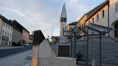 Bild: do
Ein schmucker Kirchenthumbacher Marktplatz ist eine der goldenen Seiten der Gemeindeentwicklung. Die Schattenseiten sind geprägt durch hohe finanzielle Belastungen, bedingt durch unabdingbare Investitionen in die Infrastruktur.