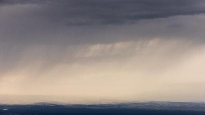 Symbolbild: Philipp von Ditfurth/dpa
Schwüle Wärme, Regengüsse und Sommergewitter bringen die nächsten Tage mit.