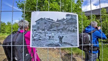 Bild: Josef Schell/exb
Einen eindrucksvollen Moment fing Josef Schell mit der Kamera ein: Fotografen sehen sich auf dem Gelände des ehemaligen KKZ-Steinbruchs um. Am Bauzaun hängt eine alte Aufnahme, die den Bereich vor mehr als 80 Jahren zeigt.