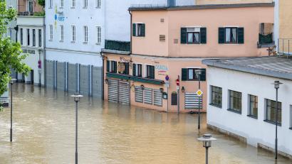 Symbolbild: Armin Weigel/dpa
Teile der Altstadt in Passau waren vom Hochwasser der Donau überschwemmt.