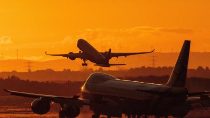 Bild: Boris Roessler/dpa
Damit der Ferienflieger nicht ohne einen abhebt: Bei "Rail and Fly"-Angeboten sollten Urlauber einen ausreichenden Zeitpuffer für die Fahrt zum Flughafen einplanen.