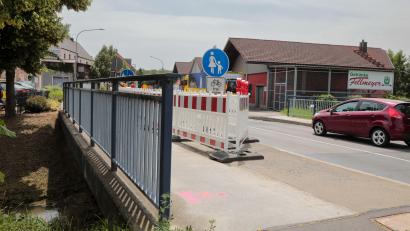 Bild: Wolfgang Steinbacher
Die Brücke auf der Vilstalstraße über den Krumbach in Kümmersbruck muss nach Frostschäden saniert werden.