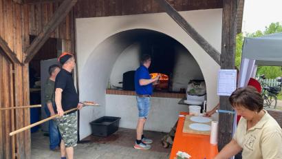 Bild: no
Für das Backofenfest der Freunde St. Piat des SV Illschwang wurde der Backofen der Gemeinschaftshalle in Angfeld angeschürt.
