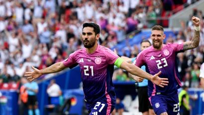 Bild: Federico Gambarini/dpa
Ilkay Gündogan (Nummer 21) jubelt mit seinem Teamgefährten Robert Andrich über sein Tor zum 2:0.