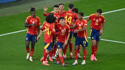 Bild: Julian Stratenschulte/dpa
Das spanische Team jubelt über das 1:0.