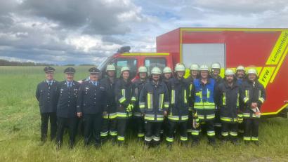 Bild: Feuerwehr Lengenfeld/exb
Gruppenbild nach der Leistungsprüfung: Von links Hans Reißnecker, Wilhelm Horn, Roland Frank, Stefan Henke, Sarah Grüner, Sebastian Thoma, Rupert Gruber, Andreas Wein, Leon Grüner, Xaver Rupprecht, Kommandant Josef Konrad, Florian Thoma, Stefan Mayerhöfer, Alois Höfler und Berthold Zeitler.
