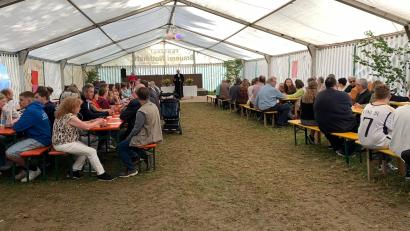 Bild: Isgard Forschepiepe/exb
Zum Zeltgottesdienst in Groschlattengrün kamen viele Gläubige.