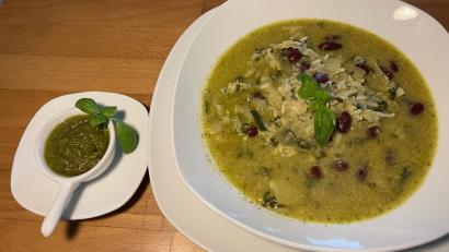 Bild:  Michael Schiffer
Mangold, Spinat und Wirsing geben der Suppe ihre grüne Farbe. Dazu gereicht wird Pesto.