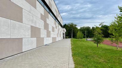 Bild: Gabi Schönberger
Während der Generalsanierung der Sportstätten der Realschulen wurden auf dem Verbindungsweg zum Park die Sitzbänke abgebaut. Sie sollen wieder aufgestellt werden.