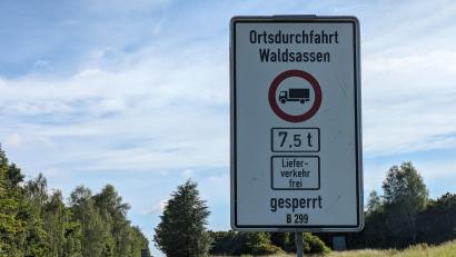 Bild: pz
An der Bundesstraße 299 (hier an der Zufahrt nach Mitterteich) weisen großformatige Schilder auf die Sperrung der Ortsdurchfahrt für den Schwerlastverkehr hin.