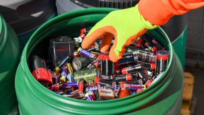 Symbolbild: Jens Kalaene/dpa
Alt-Batterien können in Supermärkten in Sammelbehälter gegeben werden. In Oberviechtach ist hier eine Akkubatterie explodiert.