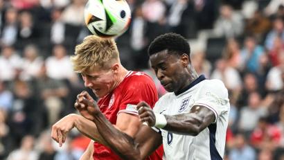 Bild: Swen Pförtner/dpa
Dänemarks Rasmus Höjlund (l) und Englands Marc Guehi liefern sich ein Kopfballduell.