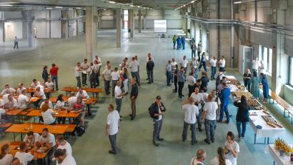 Bild: Petra Hartl
Vorstand, Geschäftsleitung, Führungskräfte und alle 150 Mitarbeiter der Konfektion feierten die bauliche Fertigstellung der neuen Konfektionshalle – ein großes Häppchen-Buffett kam da gerade recht.