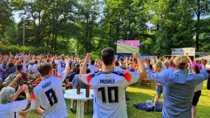 Bild: Manfred Bäumler
Beim Jubel zum 1:0 hielt es weit über 600 Fußballfans im Schwarzenfelder Schlosspark nicht mehr auf den Sitzen.