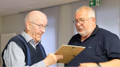 Bild: bk
Vorsitzender Josef Bauer (rechts) dankt Pfarrer Franz Winklmann für seine unermüdliche Arbeit für das Jugendhaus und den Verein Jugendwerke Weiden-Neustadt e.V. mit einer Ehrenurkunde.