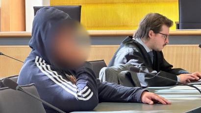 Bild: Ute Wessels
Weil er einen jungen Mann von der Steinernen Brücke in Regensburg gestoßen hat, ist für einen 29 Jahre alten Deutschen die Unterbringung in einem psychiatrischen Krankenhaus angeordnet worden.