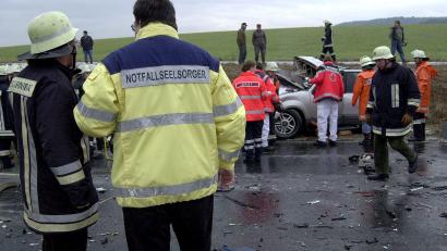 Symbolbild: uax
Rettungskräfte erleben oft sehr belastende Situationen. Ihnen stehen unter anderem Notfallseelsorger und ein Kriseninterventionsteam zur Seite. Beide sind Teile der Psychosozialen Notfallversorgung im Landkreis Schwandorf, die zum Katastrophenschutz gehört.