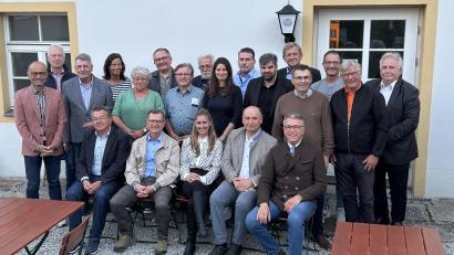 Bild: Stefanie Süß/exb
Neu gewählte und motiviert ist die Führungsmannschaft des Stadtmarketingvereins. Das Bild zeigt die Mitglieder des Vorstandes und Vertreter der Stadt Tirschenreuth: (sitzend von links) Maximilian Schön, Helmut Wolfrum, Janka Hannemann-Mathes, Johannes Möstl, Franz Stahl, (stehend von links), Alfred Scheidler, Karl Gehret, Karl Jäger, Doris Schön, Heidi Körner, Gunar Prauschke, Konrad Schedl, Jakob Schröder, Stefanie Süß, Rudolf Kreuzer, Stefan Meyer, Norbert Schuller, Paulus Mehler, Harald Siegert, Konrad Zant und Peter Gold.