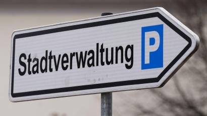 Symbolbild: Soeren Stache/dpa
Das Standes- und Friedhofsamt der Stadt Amberg ist Anfang Juli nur vormittags erreichbar.