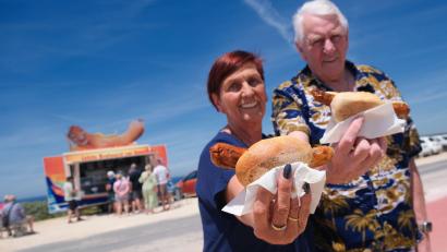 Bild: Franziska Gabbert/dpa
Auswanderer in Bratwurstmission: das Ehepaar Petra und Wolfgang Bald vor ihrer Imbissbude am Cabo de São Vicente.