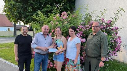 Bild: mma
Michael Iberer und Georg Götz vom HKA beschenken Marie Hirsch und Iris Winklmeier von der Wasserwacht für 30 Jahre zuverlässigen Einsatz mit einer Spende der Gemeinde, wozu auch Christian Geilersdörfer (HKA) gratuliert (von links).