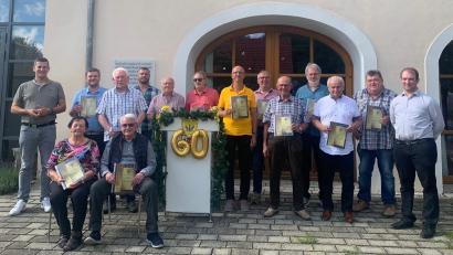 Bild: U. Sperber/exb
Den geehrten Mitglieder von Schwarz-Gelb Etzelwang gratulierten Etzelwangs Bürgermeister Roman Berr (links) und Vorsitzender Michael Übelacker (rechts).