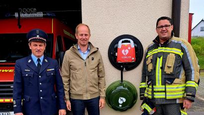 Bild: Willi Duschner/exb
Der Defibrillator, der vorher in der Sparkasse hing, ist nun am Gerätehaus in Unterköblitz angebracht. Das Bild zeigt (von links) Vorsitzenden Werner Fischer , Bürgermeister Konrad Kiener und Kommandant Manuel Kraus.
