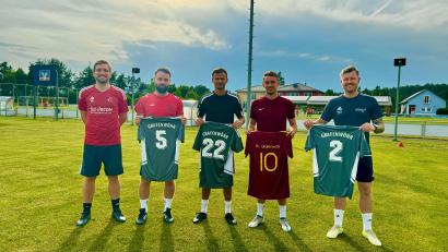 Bild: fdr
Markus Kraus vom SV Grafenwöhr mit den Neuzugängen Marcel Pfab, Kilian Heldmann, Luca Reiß und Tobias Rudlof.