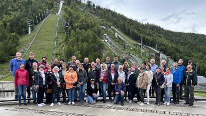 Bild: mor/exb
Bei der JU-Revival-Tour nach Slowenien wurde auch das Nordische Zentrum Planica mit den Skisprungschanzen besucht.