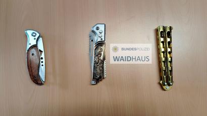 Bild: Bundespolizei Waidhaus
Die Waidhauser Bundespolizeibeamten beschlagnahmten diese drei verbotenen Messer.