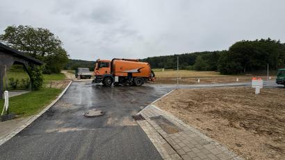 Bild: ge
Im Baugebiet "Hinter der Schmiede" in Schwend laufen die Aufräumarbeiten - hier hatte der Starkregen viel Schaden angerichtet an den Wegen.