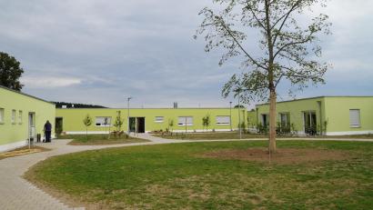 Bild: wel
Um den Innenhof mit dem Lindenbaum als Zentrum sind die Bungalows angeordnet. Nach Baumarten sind auch die Wohngruppen der Bewohner benannt.
