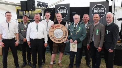 Bild: mrr
Die Festscheibe zum 70. Jubiläum der SG Edelweiß gewinnt Michael Amann (mit Scheibe). Gründungs- und Ehrenmitglied Georg Reinwald (Vierter von rechts) wird für 70-jährige Mitgliedschaft im Verein geehrt.