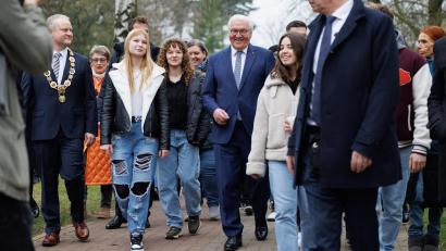 Bild: Friso Gentsch/dpa
Bundespräsident Frank-Walter Steinmeier (Mitte) im ostwestfälischen Espelkamp. Dort suchte er im März das Gespräch mit Jugendlichen und Erwachsenen. Nächste Woche soll es eine Neuauflage dieses "Ortszeit"-Formats in der Oberpfalz geben.
