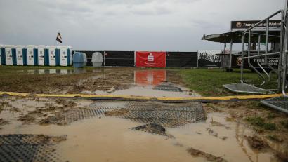 Bild: -/Urbaniak/Südwestdeutsches Mediennetzwerk/dpa
Überflutungen und schlammigem Boden auf dem Gelände des Festivals ohne Bands in Dürmentingen-Hailtingen.
