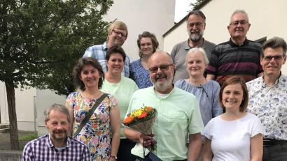 Bild: mma
Anton Rauch (Mitte) wurde von seinen Kollegen in der Ehevorbereitung mit Blumen und Wein verabschiedet.