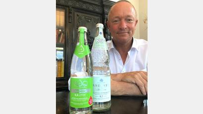 Bild: exb
Christian Büttner (GF König Otto – Sprudel) mit den beiden ausgezeichneten Produkten König Otto – Sprudel Andante 0.7l und Neue Otto-Quelle Medium 0.5l.