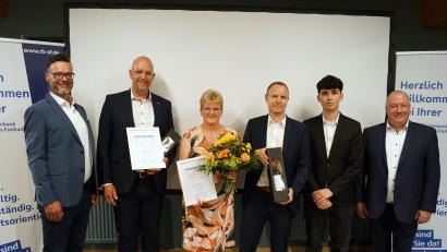 Bild: jma
Die Bankvorstände Michael Sommer (links) und Frank-E. Kirchhof (rechts) mit den geehrten Mitarbeitern (ab Zweiter von links): Michael Liedl, Bettina Trenz), Michael Schnurrer und Elias Guttenberger.