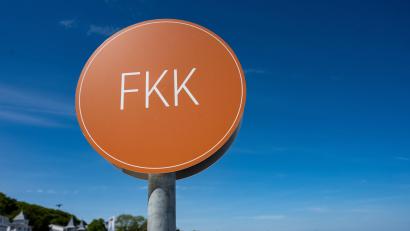 Bild: Stefan Sauer/dpa
Ein FKK-Strand auf der Insel Rügen: Die Freikörperkultur hat gerade im Osten Deutschlands eine lange Tradition, Vereine sind dort aber rar gesät - zumindest laut Angaben des Deutschen Verbands für Freikörperkultur.