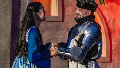 Bild: Armin Weigel/dpa
Elena Hammerschmid als Agnes Bernauer und Sebastian Josef Danner als Herzog Albrecht III. spielen während einer Probe auf der Bühne im Hof des Herzogschlosses.