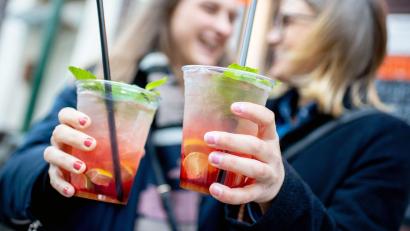 Symbolbild: Hauke-Christian Dittrich/dpa
Diebe haben alkoholische Getränke mit Erdbeer-Geschmack im Wert von rund 250 Euro gestohlen.