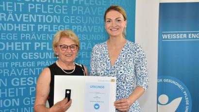 Bild: Bayerisches Staatsministerium für Gesundheit, Pflege und Prävention/exb
Christa Christl aus Weiden erhält von der Bayerischen Gesundheitsministerin Judith Gerlach die Auszeichnung "Weißer Engel".